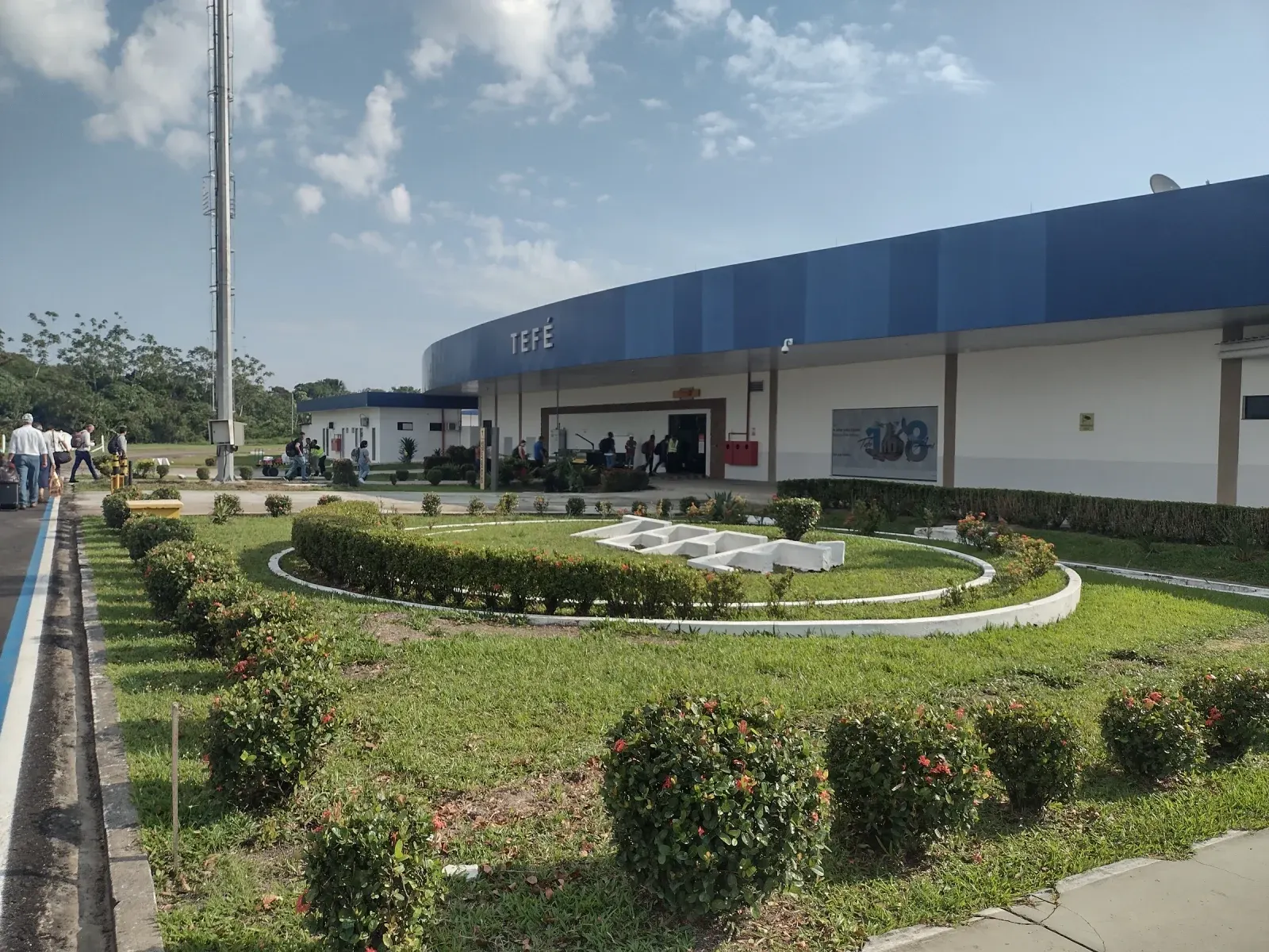 Terminal de passageiros do Aeroporto Regional de Tefé, com jardim e mastro em frente